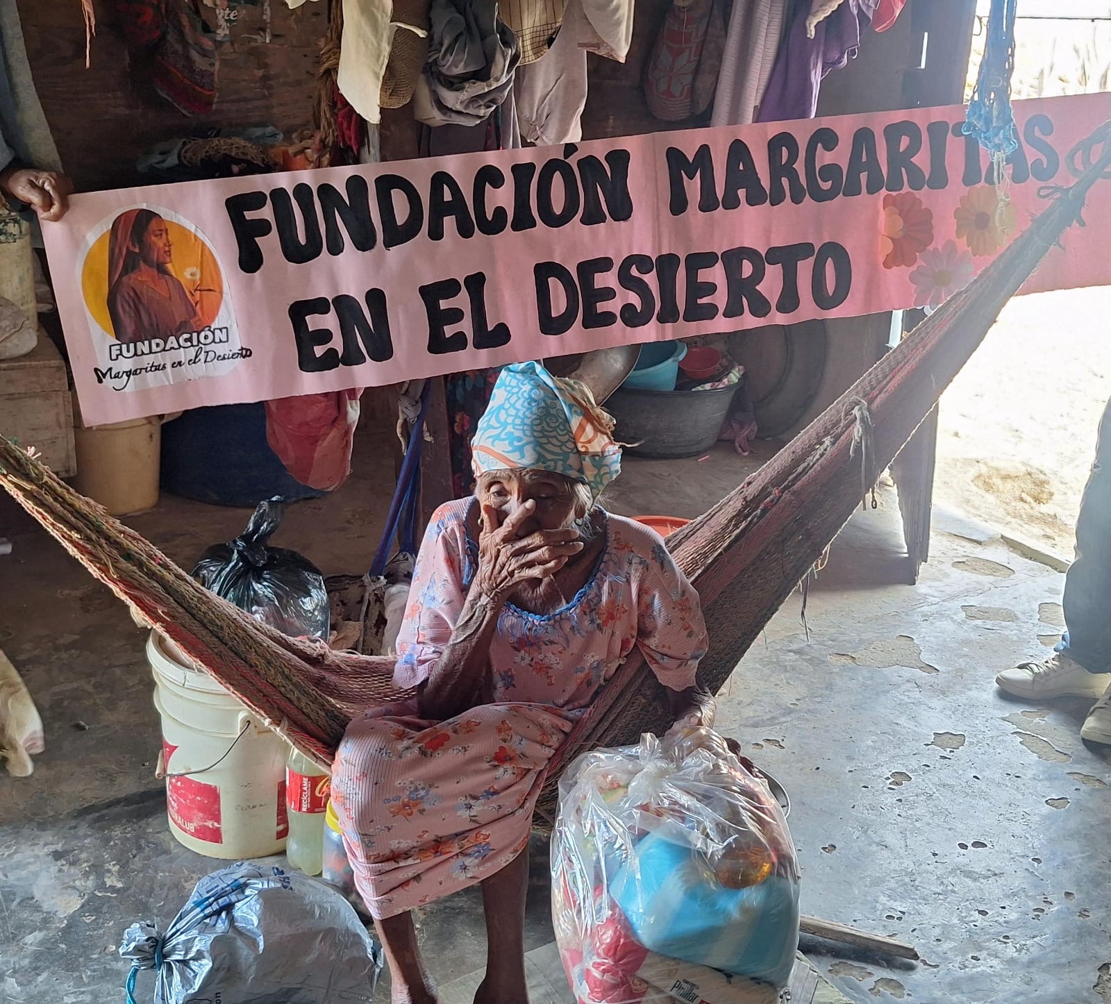 Adulta mayor beneficiada durante una jornada de la Fundación