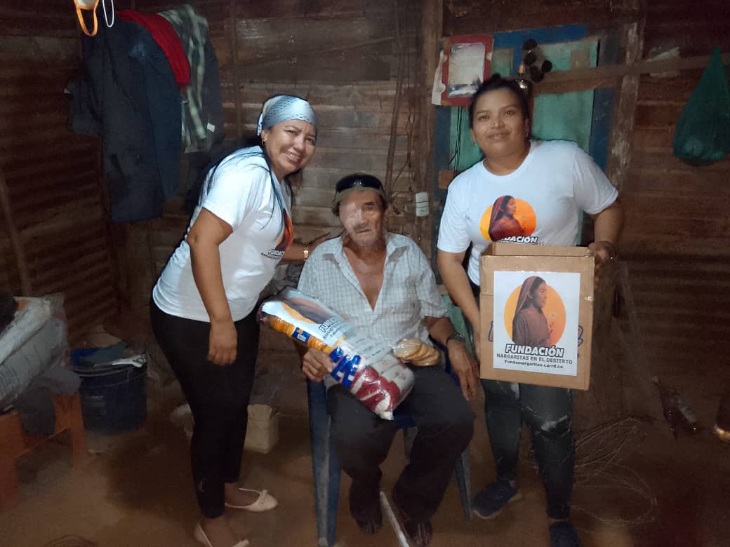 Entrega de alimentos realizada directamente en la vivienda de un adulto mayor