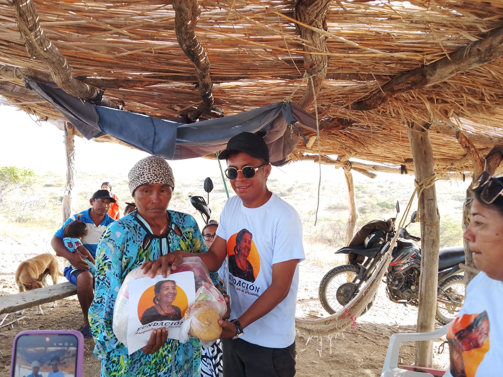 Entrega directa de alimentos a una mujer de la comunidad