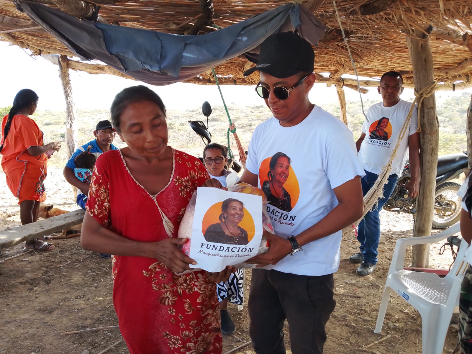 Una familia recibe su mercado durante la jornada en Ichipá