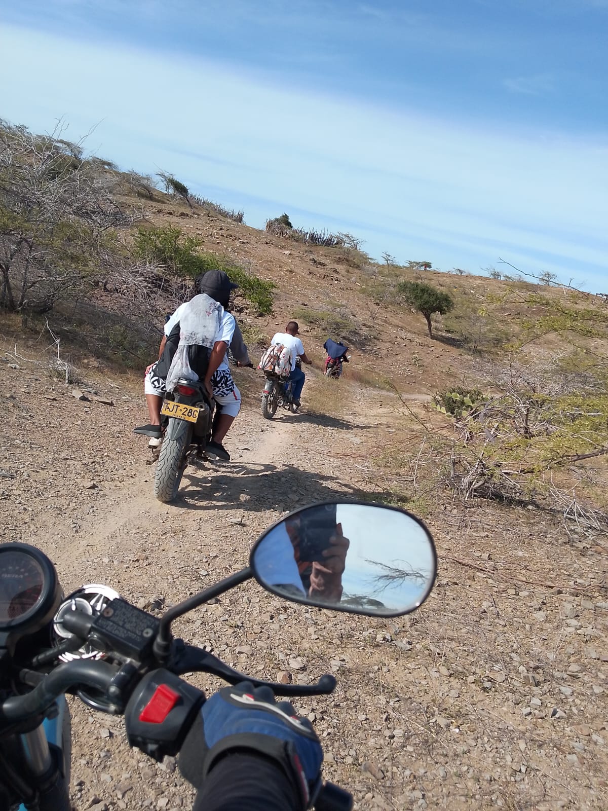 Recorrido en motocicleta por los caminos de Ichipá para llevar alimentos