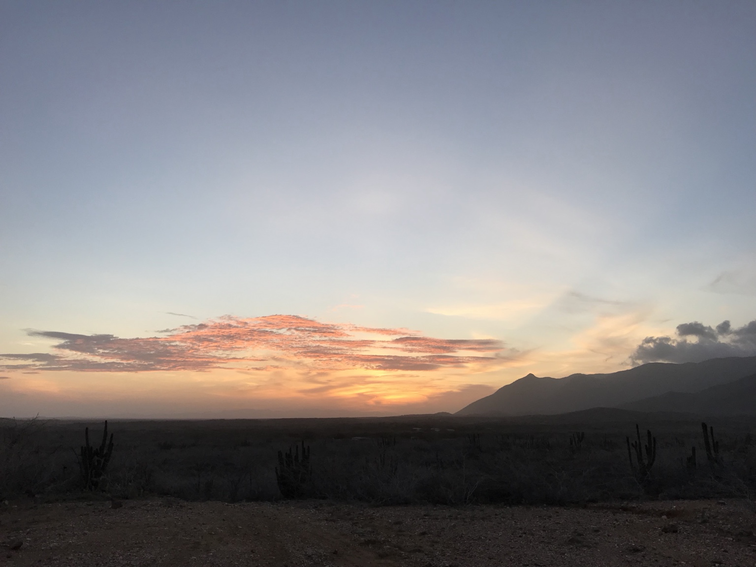 Cielo de tonos cálidos sobre el paisaje de Ichipá