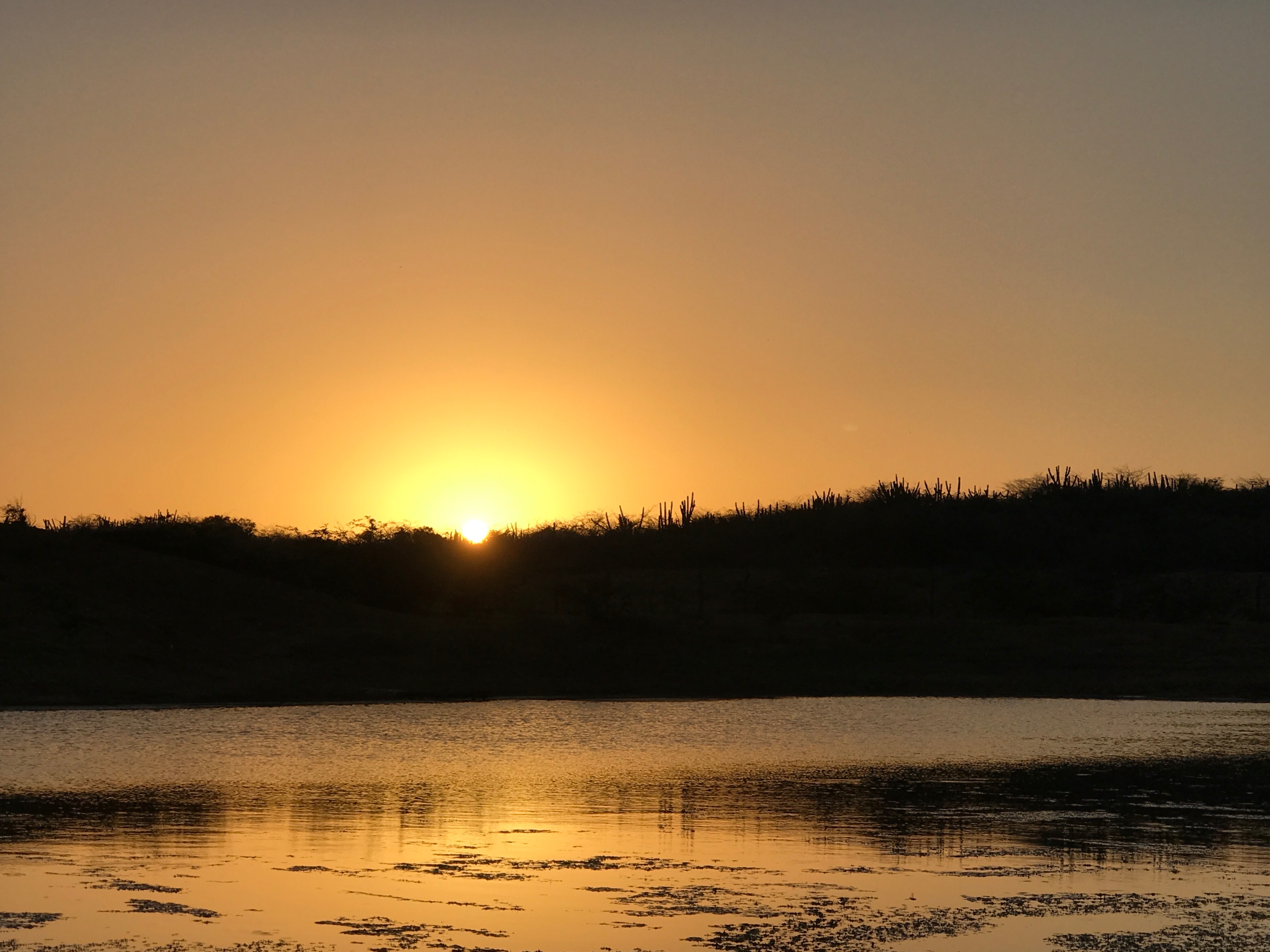 Puesta de sol reflejada en el agua en Ichipá