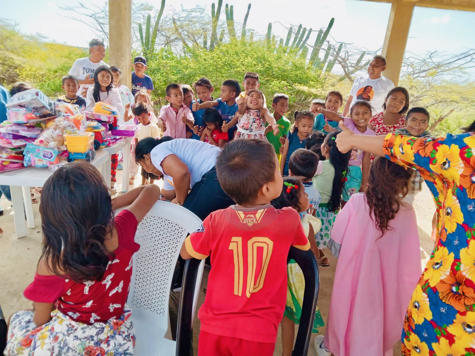 Niños y familias reunidos durante la jornada de entrega de juguetes en Ichipá