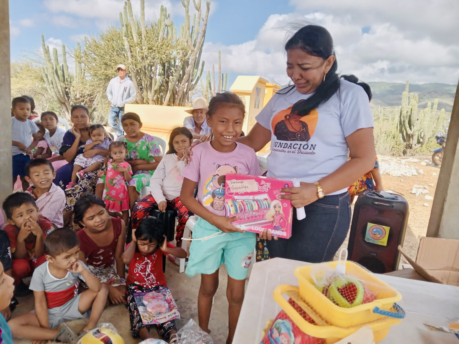Una niña recibe un juguete durante la jornada de la Fundación en Ichipá