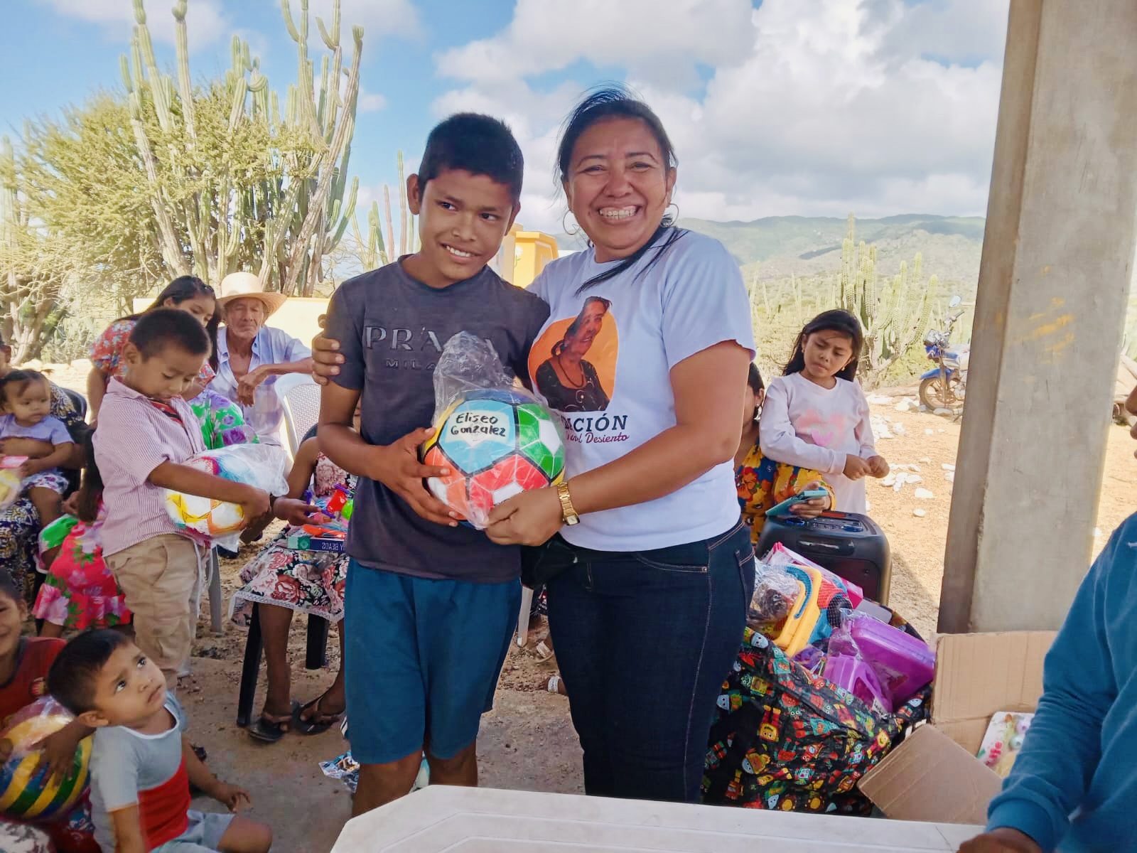 Un joven recibe un balón en la jornada de entrega de juguetes