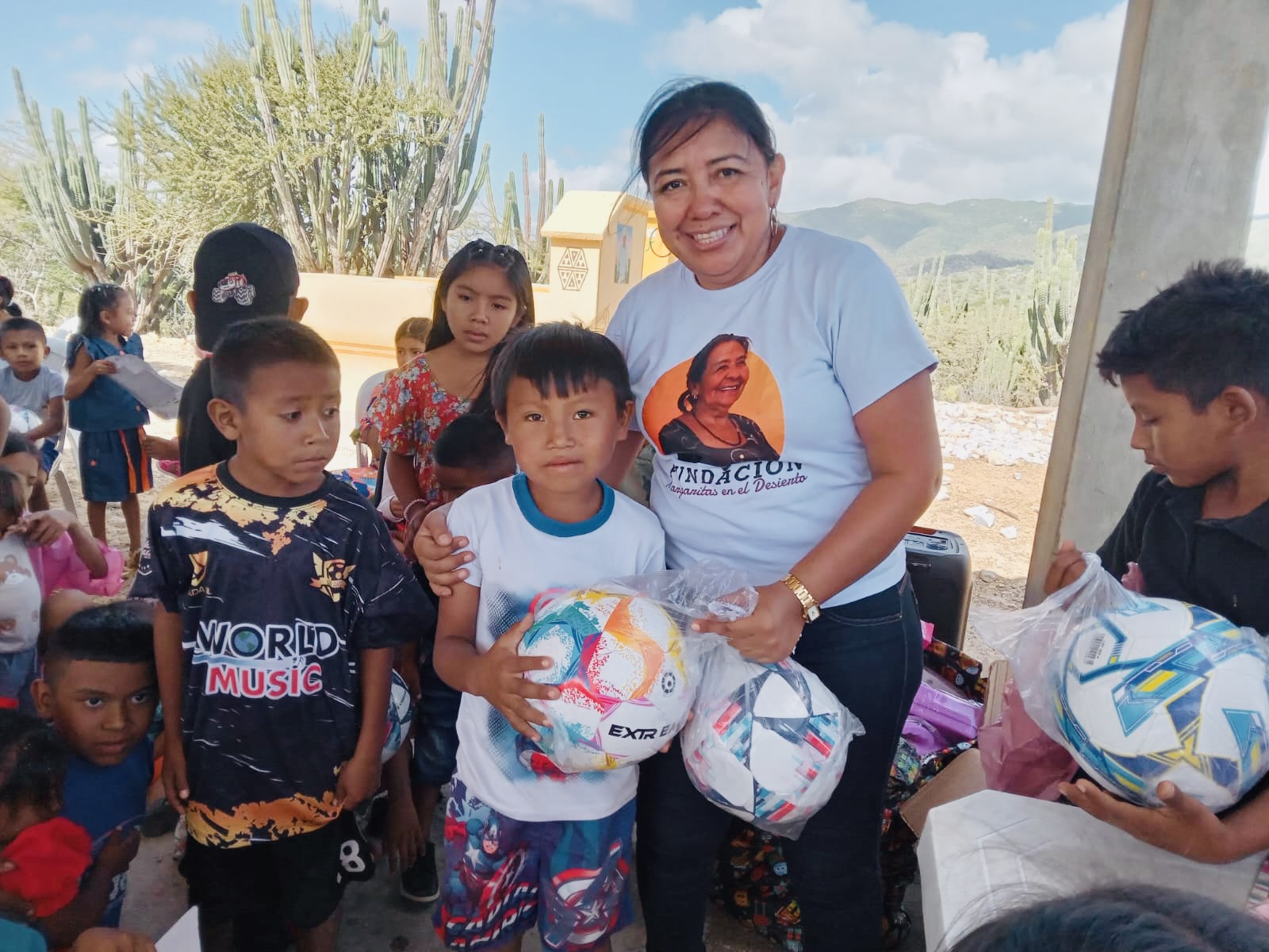 Entrega de balones a niños de la comunidad de Ichipá