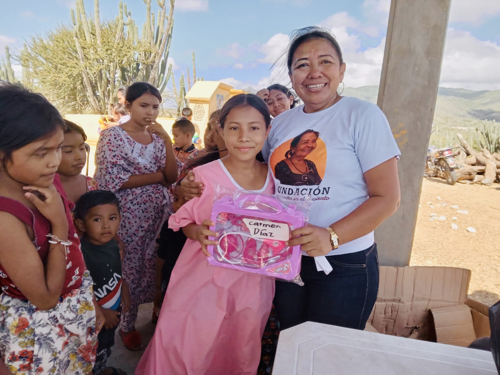 Una niña recibe su regalo durante la jornada comunitaria en Ichipá